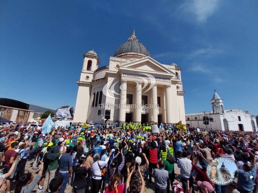 Miles de peregrinos llegaron a Itatí para participar de la misa central