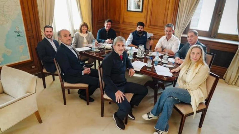 Karina Milei se queda en Argentina y reúne a la mesa política del Gobierno