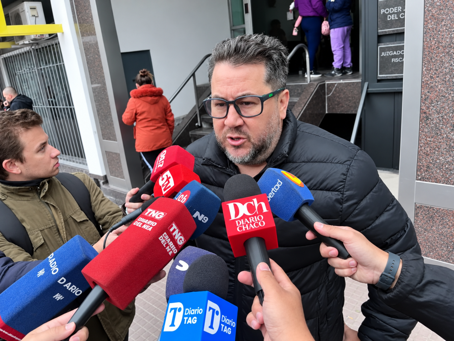 El padre de la menor pidió avances en la investigación y cuestionó la prisión domiciliaria