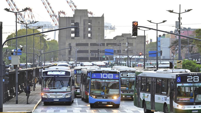 Desde octubre, viajar será más caro: cuánto subirán colectivos, subte y peajes