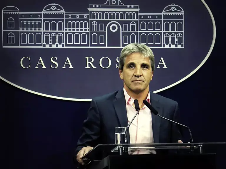 Caputo descartó una mayor emisión de pesos y ratificó su estrategia para el dólar y la inflación