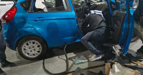 Detuvieron a dos jóvenes con más de tres kilos de cocaína ocultos en un auto sobre la Ruta 11