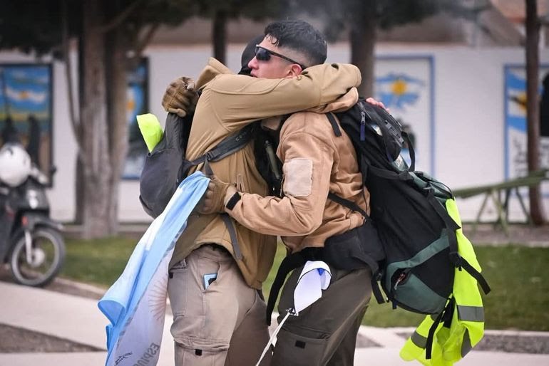 Dos jóvenes recorrieron 80 kilómetros bajo cero para homenajear a los veteranos de Malvinas