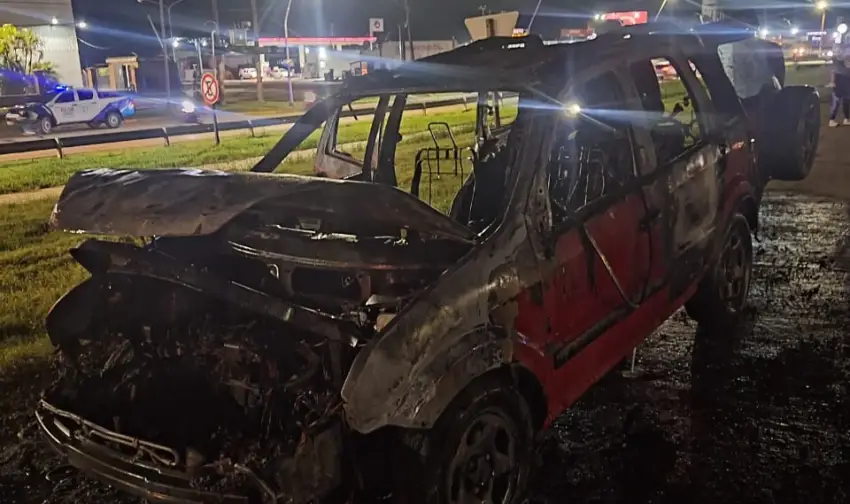 Una camioneta quedó destruida por un incendio en la Ruta Nacional 16