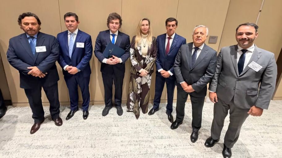 Tensiones internas en el Gobierno complican la reforma política y crecen las críticas a Caputo