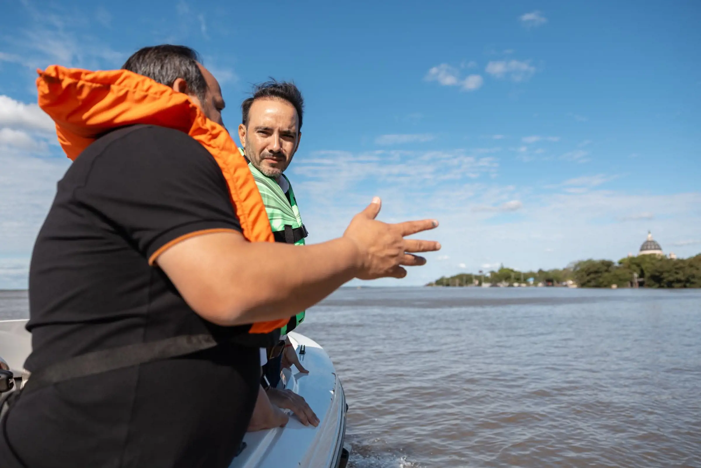 El Gobernador recorre zonas afectadas por la crecida del río Paraná