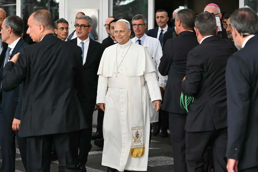 El Papa recibió el cariño de los fieles y un emotivo regalo de una niña ucraniana