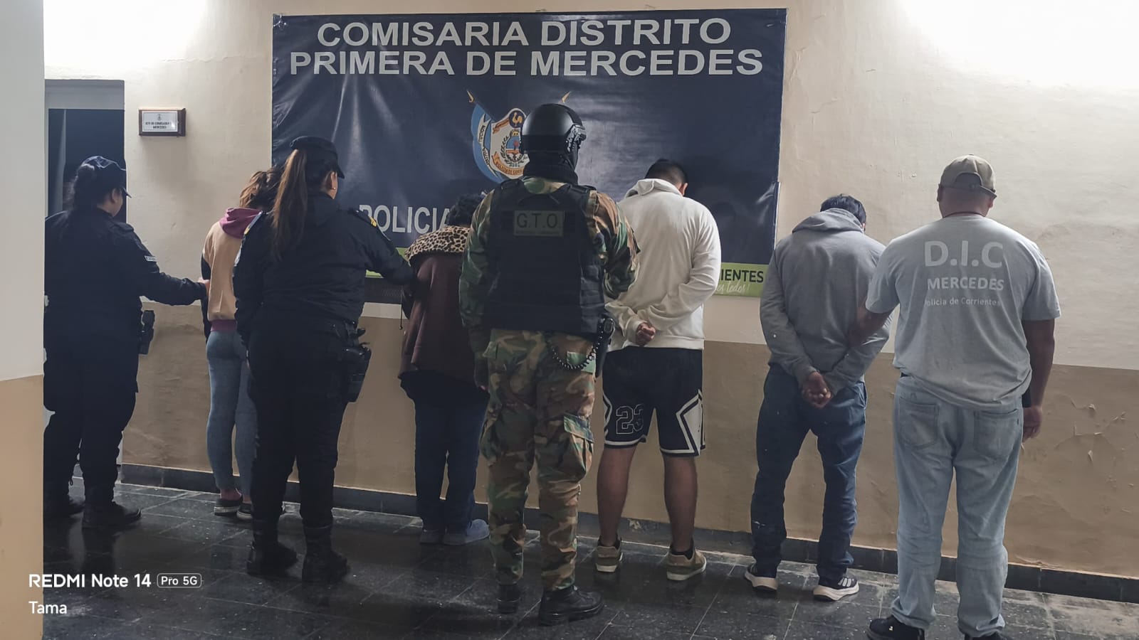 MERCEDES  Tras un allanamiento por narcomenudeo, cuatro personas fueron demoradas y secuestraron sustancia de vegetal, dinero en efectivo, teléfonos celulares entre otros elementos de interés.