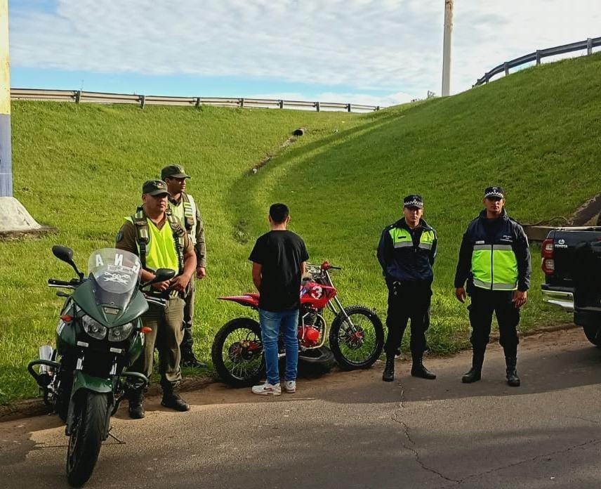 Demoraron a un hombre y secuestraron una motocicleta durante un operativo de control