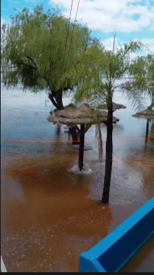 EL AVANCE DEL RÍO PARANÁ SOBRE EL CLUB DE REGATAS GENERA PREOCUPACIÓN